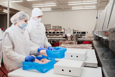 简约科技感服饰 重塑未来生活的清新室内时尚